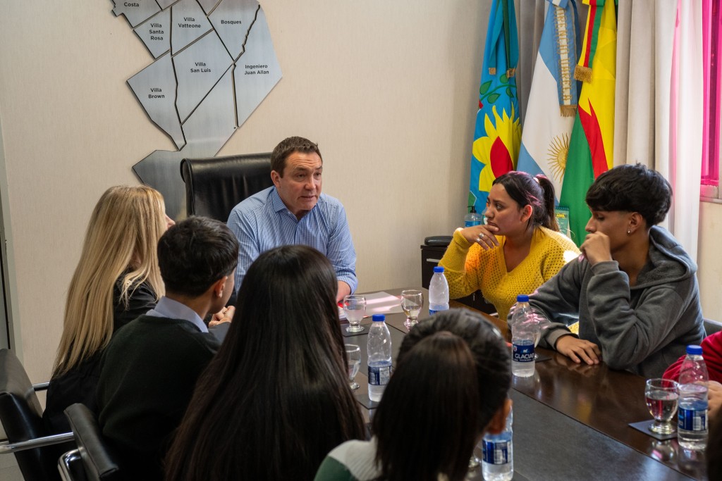 Florencio Varela: Andr&eacute;s Watson y estudiantes de escuelas secundarias analizaron inquietudes de la agenda escolar