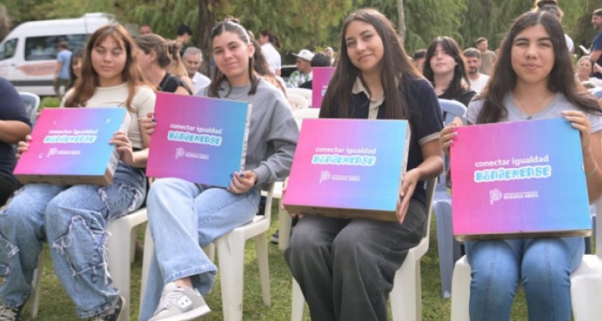 La Provincia entreg&oacute; 81 computadoras a estudiantes de San Andr&eacute;s de Giles