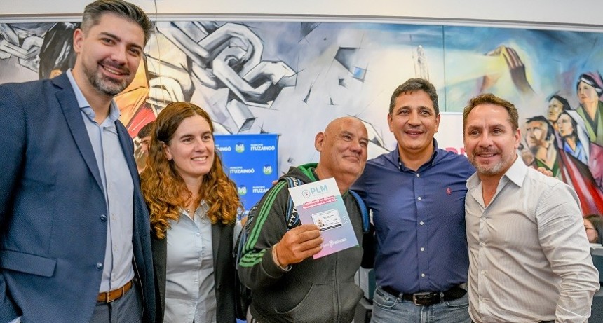 Ituzaing&oacute;: Descalzo y Marinucci entregaron m&aacute;s de 400 pases de transporte a personas con discapacidad y transplantados