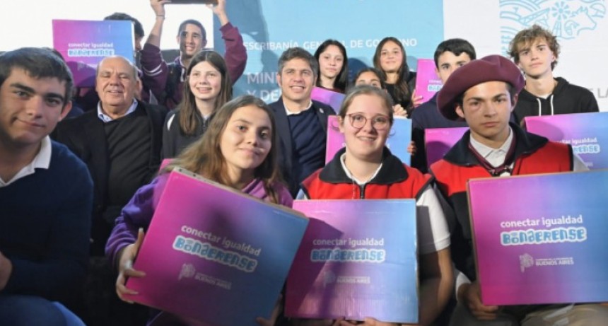 Kicillof entreg&oacute; computadoras de Conectar Igualdad Bonaerense en Coronel Su&aacute;rez