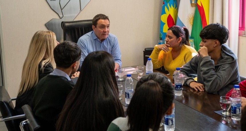 Florencio Varela: Andr&eacute;s Watson y estudiantes de escuelas secundarias analizaron inquietudes de la agenda escolar