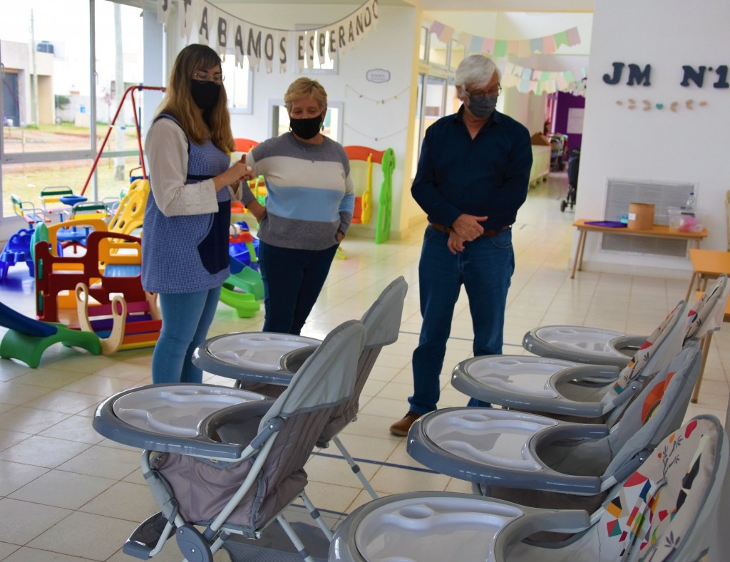 Tres Lomas: El Intendente entregó nueva mobiliaria para el Jardín Maternal N° 1  