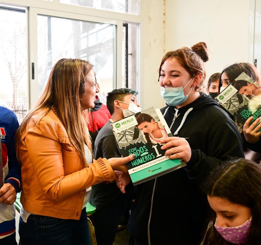 Merlo: Karina Menéndez entregó libros en Escuelas del distrito  