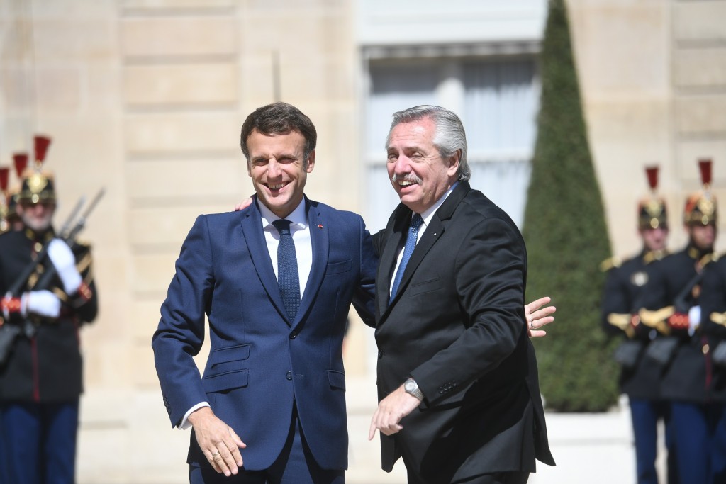 Fernández con su par de Francia, Emmanuel Macron: “El mundo necesita hoy más alimentos y más proteínas, no más misiles”