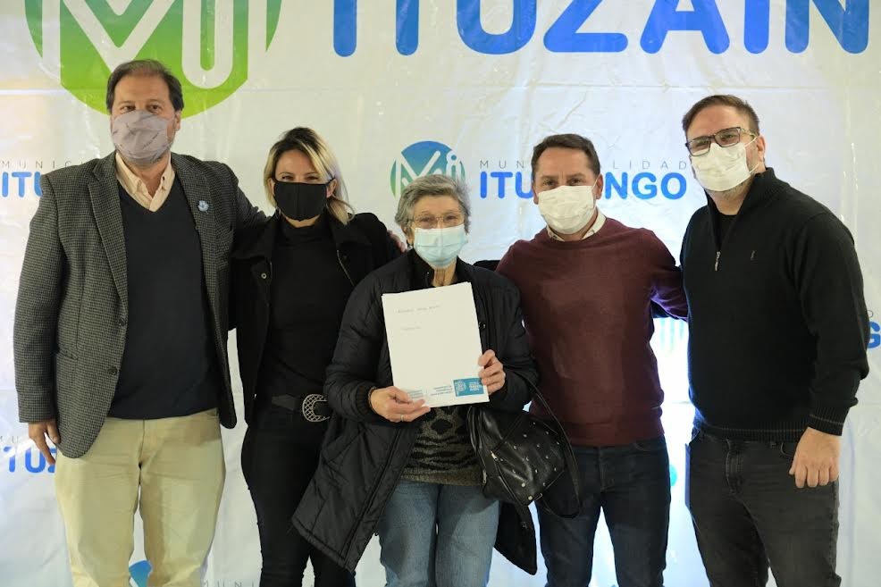 Ituzaingó: Pablo Descalzo encabezó la entrega de más de 200 escrituras para familias del distrito