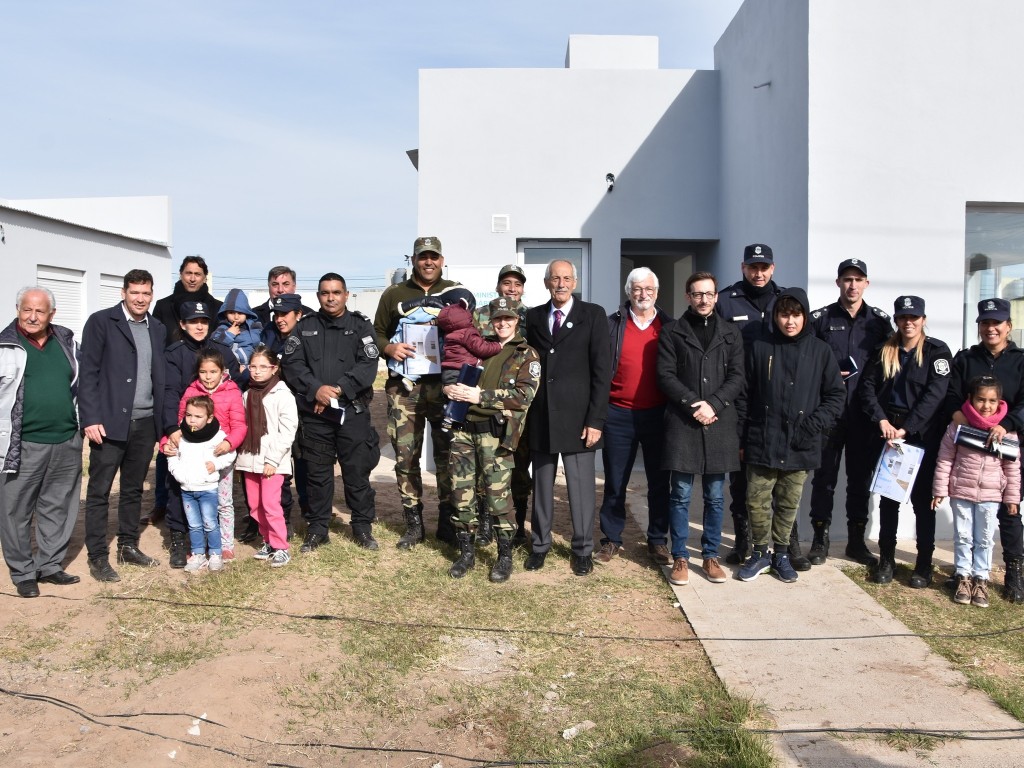 Tres Lomas: Se entregaron las 10 nuevas viviendas entre el Municipio y la caja de Policía 