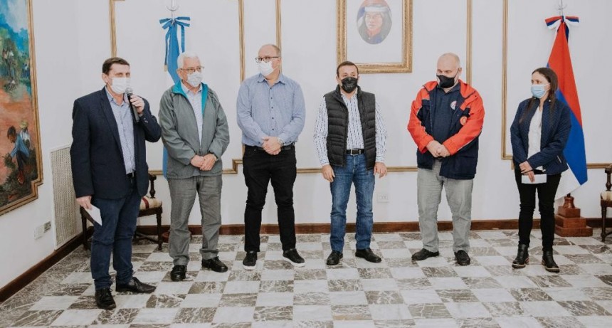 Misiones: Herrera Ahuad entregó subsidios para maquinaria de combate contra incendios 