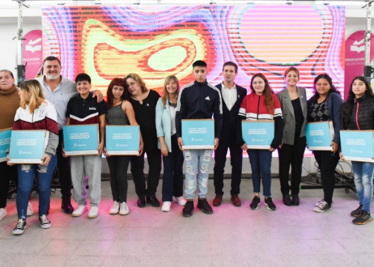 La Provincia entregó 139 notebooks a estudiantes de San Vicente