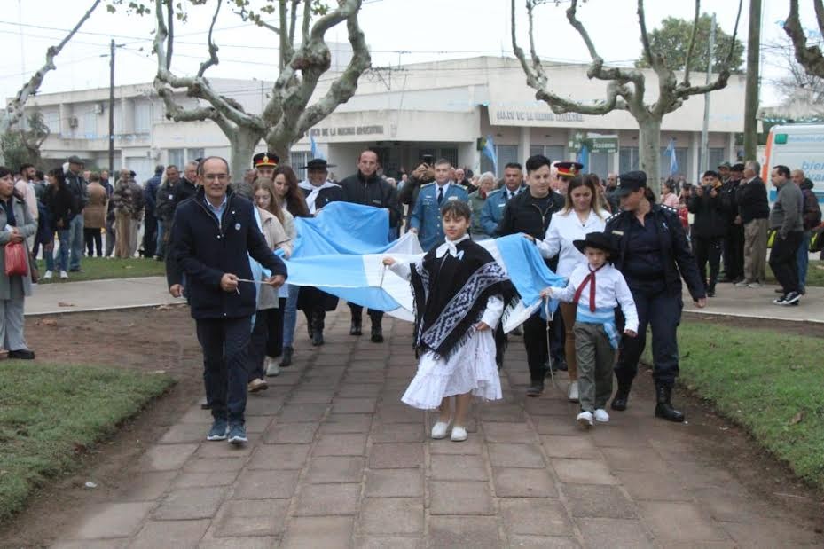 Bolívar: Pisano encabezó el acto protocolar por el Día de la Patria en Urdampilleta  