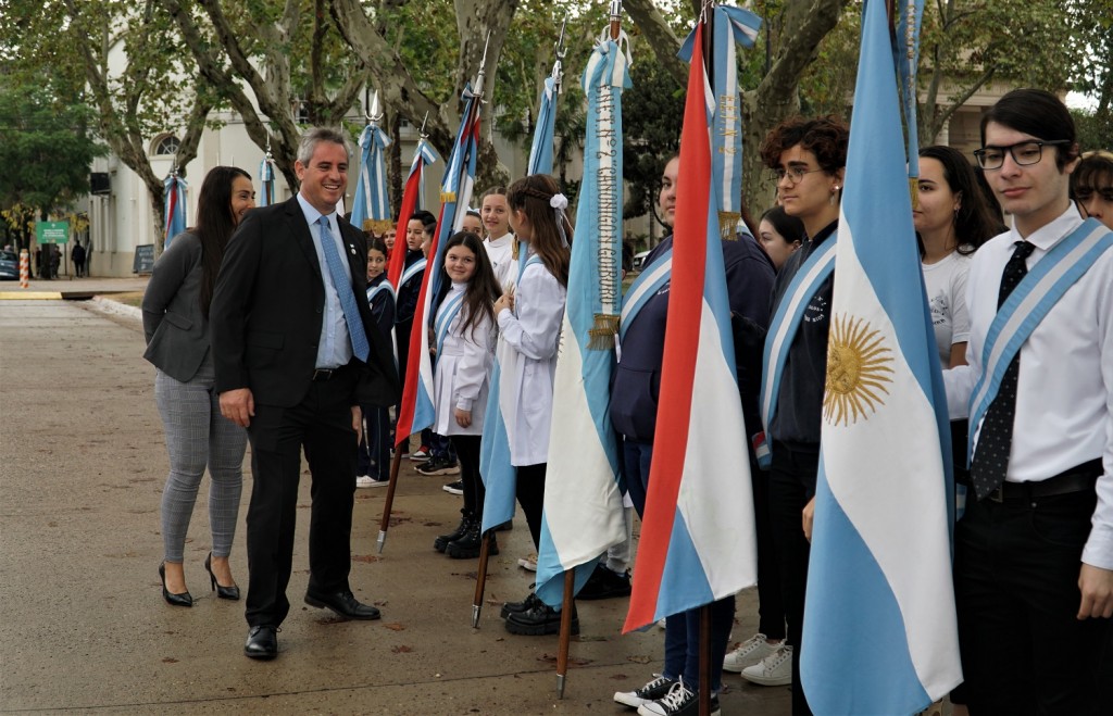 Colón (ER): El Municipio se vistió con los colores de la Patria por el aniversario de la Revolución de Mayo