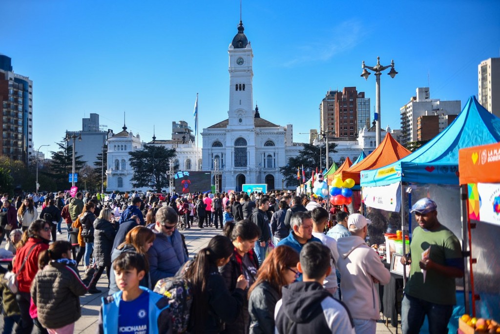 La Plata Ciudad Mundial: En una colorida jornada, miles de vecinos disfrutaron del Fan Fest de Plaza Moreno