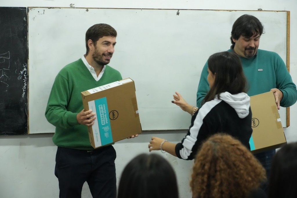 Mercedes: Ustarroz entregó 300 netbooks a estudiantes del distrito 