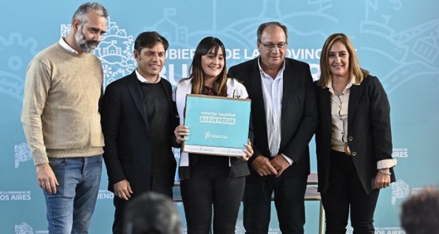 Kicillof entregó 94 computadoras personales a estudiantes de General Alvear
