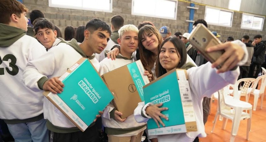 Ituzaingó: Pablo Descalzo entregó 500 notebooks del Programa Conectar Igualdad a estudiantes del distrito 