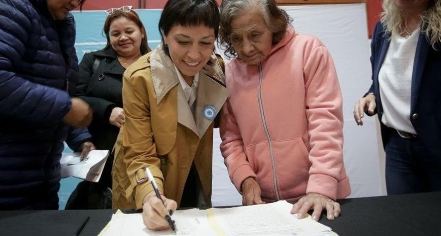Quilmes: Mayra Mendoza encabezó el acto de firma de 100 escrituras 