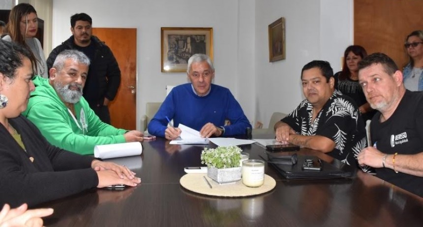 Berisso: Cagliardi firmó el acta acuerdo de la paritaria salarial con un aumento del 41.8 %