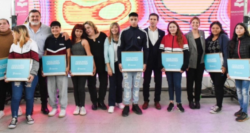 La Provincia entregó 139 notebooks a estudiantes de San Vicente