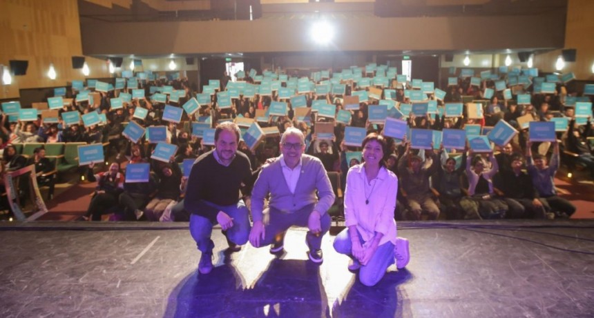Quilmes: La Intendenta entregó 450 netbooks a alumnos de Escuelas Secundarias del distrito 