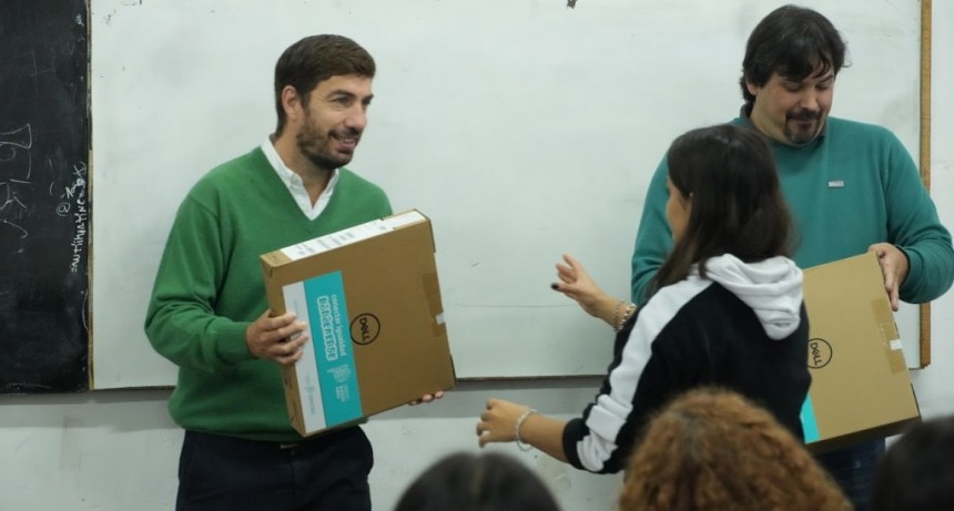 Mercedes: Ustarroz entregó 300 netbooks a estudiantes del distrito 