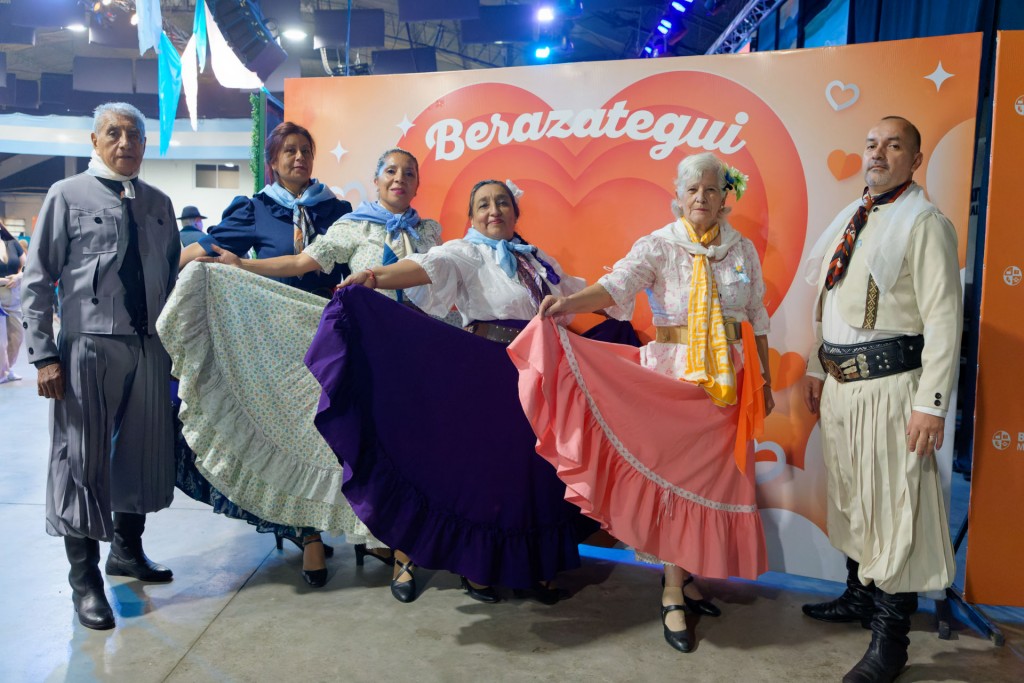 Berazategui: El Municipio festeja el 25 de Mayo con una gran peña folklorica 