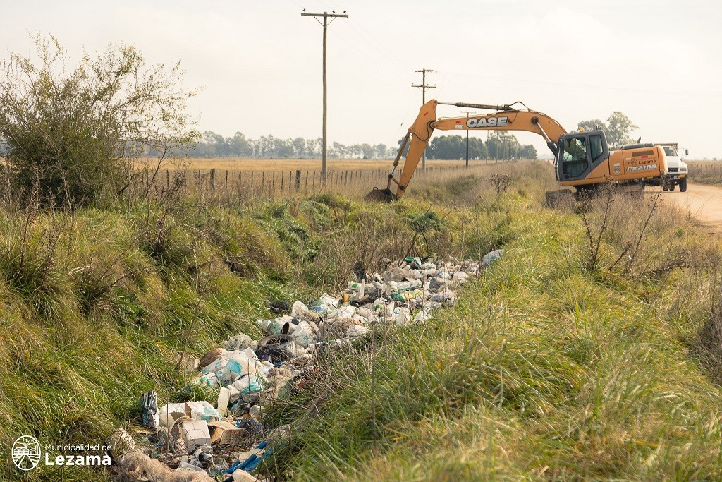 Lezama: El Municipio retiró 11 camionadas de basura de un camino rural 