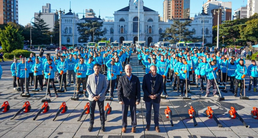 La Plata: Alak incorporó 400 barrenderos para reforzar el mantenimiento del espacio público