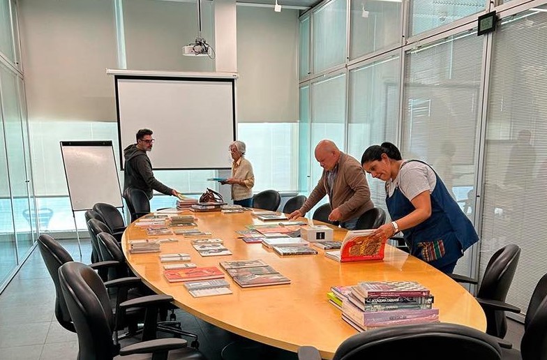 Campana: El Municipio recibió una importante donación de libros relacionados al arte y la cultura