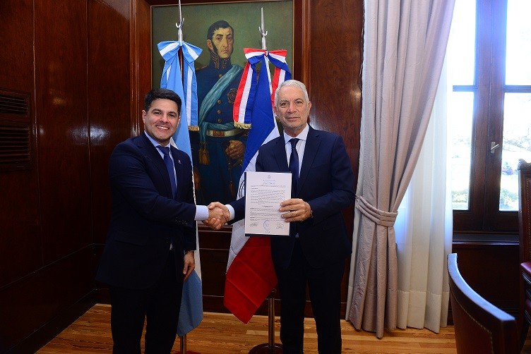 La Plata: Alak recibió al cónsul de Paraguay para articular actividades culturales y de integración