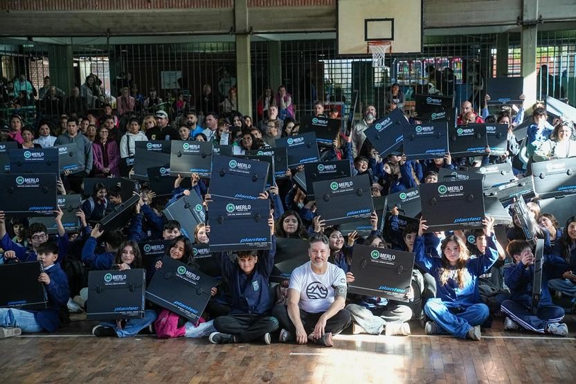 Merlo: Menéndez entregó tableros a estudiantes de Escuelas Técnicas 