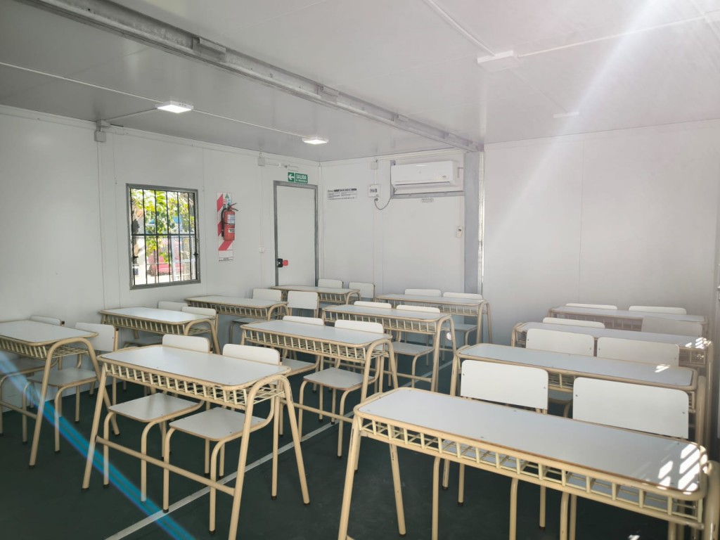 Pte. Perón: El Municipio entregó aulas móviles y mobiliarios a la Escuela Secundaría N°9 