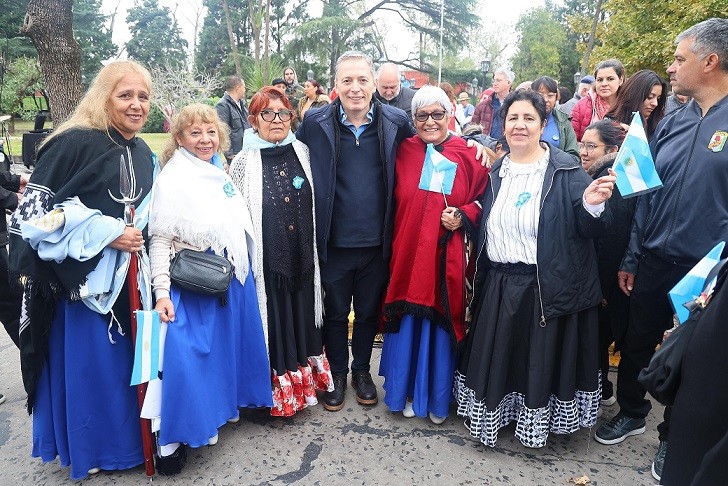 E. Echeverría: Gray encabezó el acto conmemorativo por el 215° Aniversario de la Revolución de Mayo