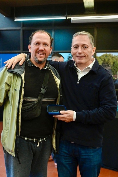 E. Echeverría: Gray entregó 153 pares recetados de lente a vecinos 