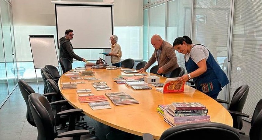Campana: El Municipio recibió una importante donación de libros relacionados al arte y la cultura