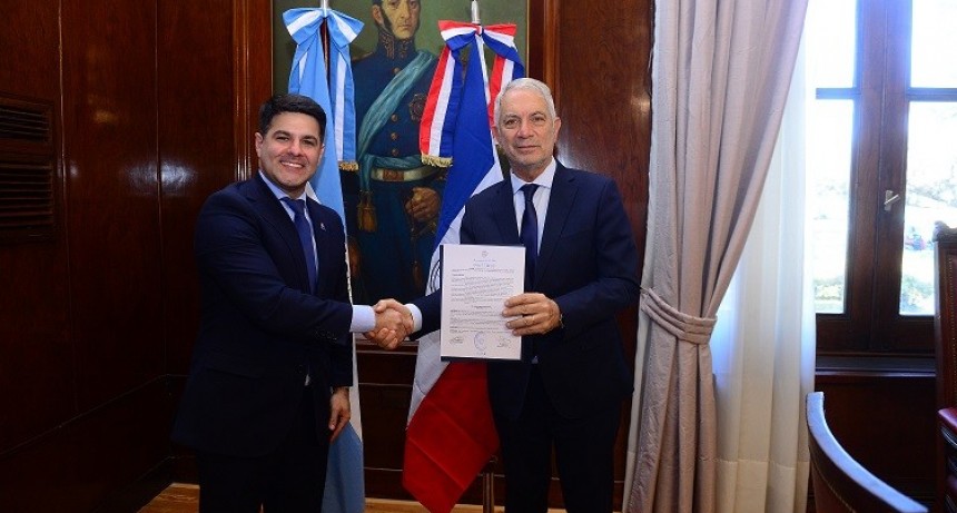 La Plata: Alak recibió al cónsul de Paraguay para articular actividades culturales y de integración