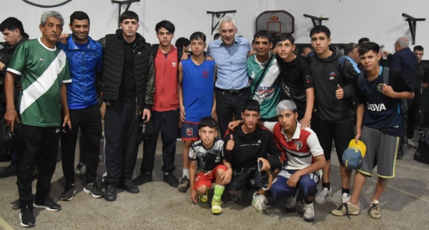 Berisso: Cagliardi entregó kits Deportivos para el Club “El Carmen”