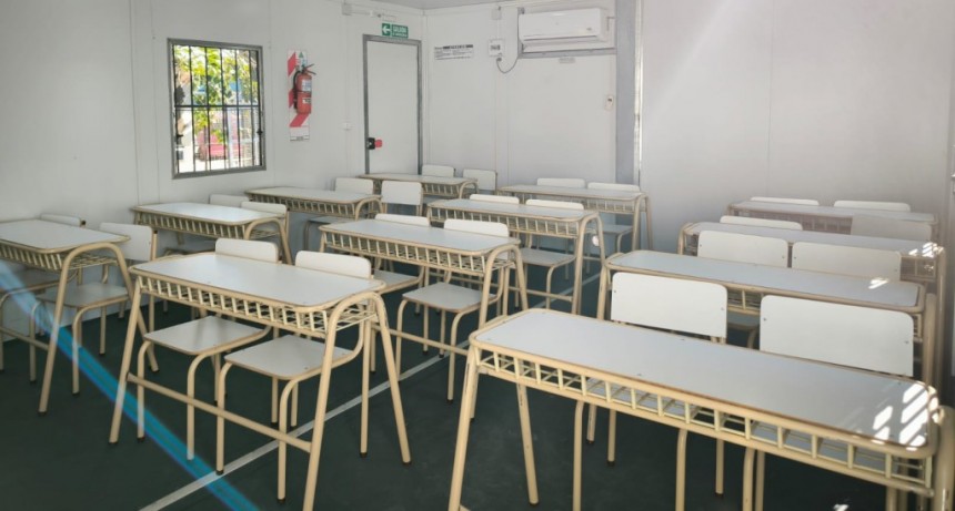 Pte. Perón: El Municipio entregó aulas móviles y mobiliarios a la Escuela Secundaría N°9 