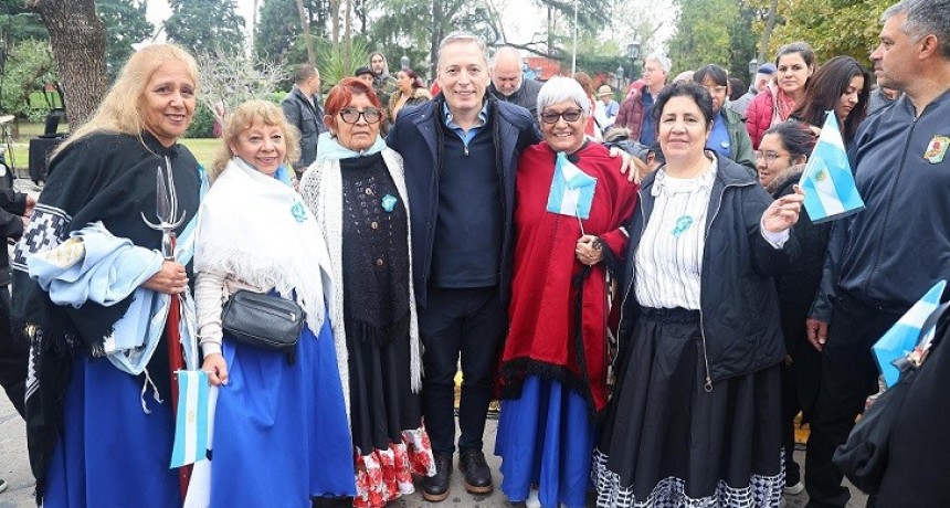 E. Echeverría: Gray encabezó el acto conmemorativo por el 215° Aniversario de la Revolución de Mayo