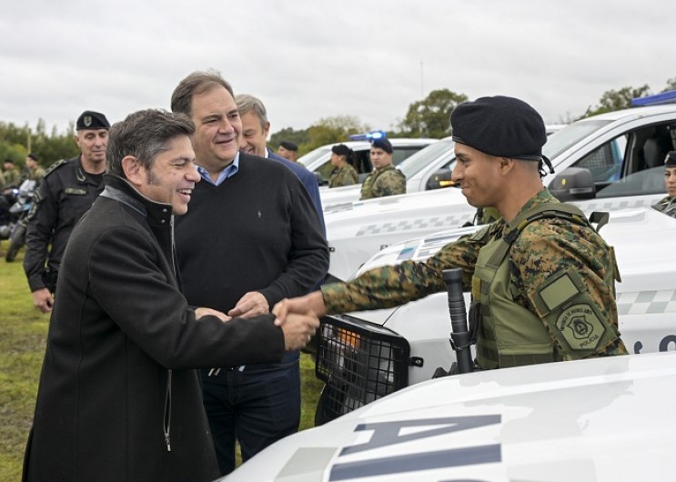 Kicillof inaugur&oacute; dos bases policiales y entreg&oacute; patrulleros para fortalecer la seguridad en Almirante Brown