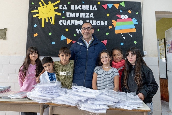 Azul: El Municipio entreg&oacute; insumos a establecimientos educativos