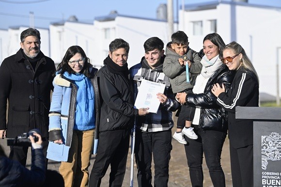 Kicillof entreg&oacute; viviendas a familias de Tornquist