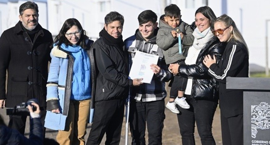 Kicillof entreg&oacute; viviendas a familias de Tornquist