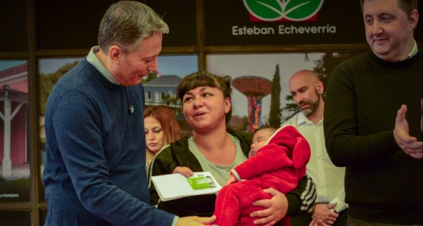 E. Echeverr&iacute;a: Gray encabez&oacute; una nueva entrega de tarjetas del Plan M&aacute;s Vida