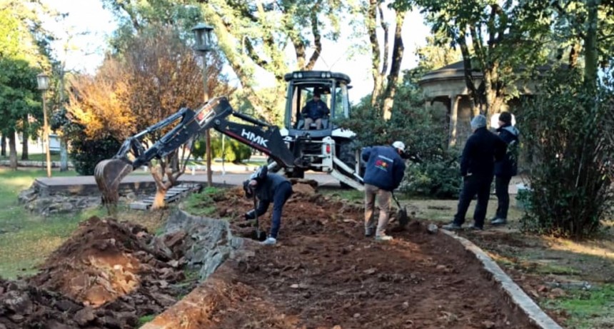 Colón (ER): Se reconstruye una vereda y se hará un nuevo tramo de balaustrada en el Parque Quirós