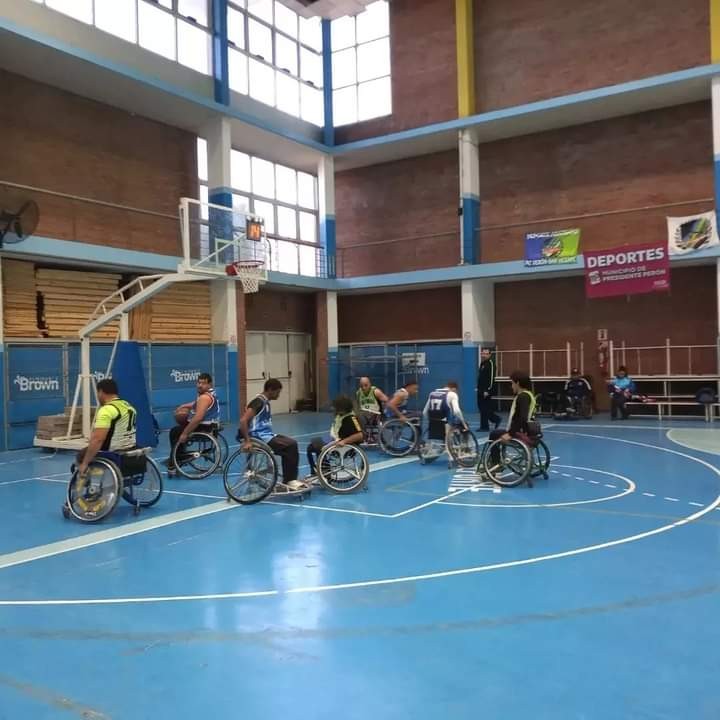 Pte. Perón: La Escuela Municipal de Básquet en silla de rueda compite en la liga de deporte adaptado más importante del país