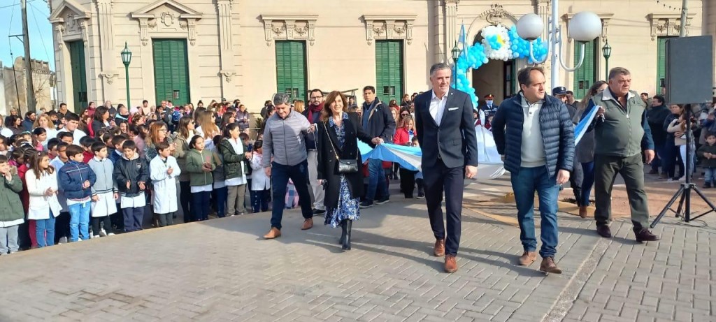 Navarro: Diz participó de la jura a la Bandera Argentina de las escuelas locales 