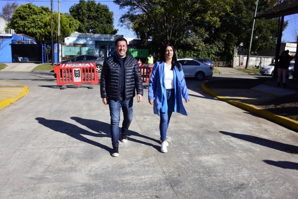 Malvinas Argentinas: Noelia Correa junto al Ministro Nardini inauguraron un nuevo pavimento en Sourdeaux