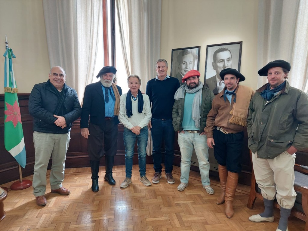 Navarro: El Intendente Diz se reunió con la Asociación Criolla Argentina para realizar la fiesta del gaucho