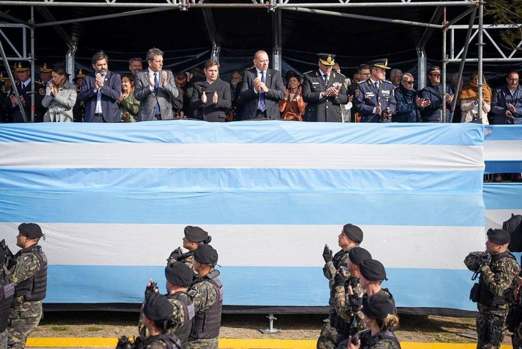Quilmes: Mendoza participó junto al Gobernador Kicillof del juramento de fidelidad a la Bandera Nacional de cadetes de la Policía de la Provincia 