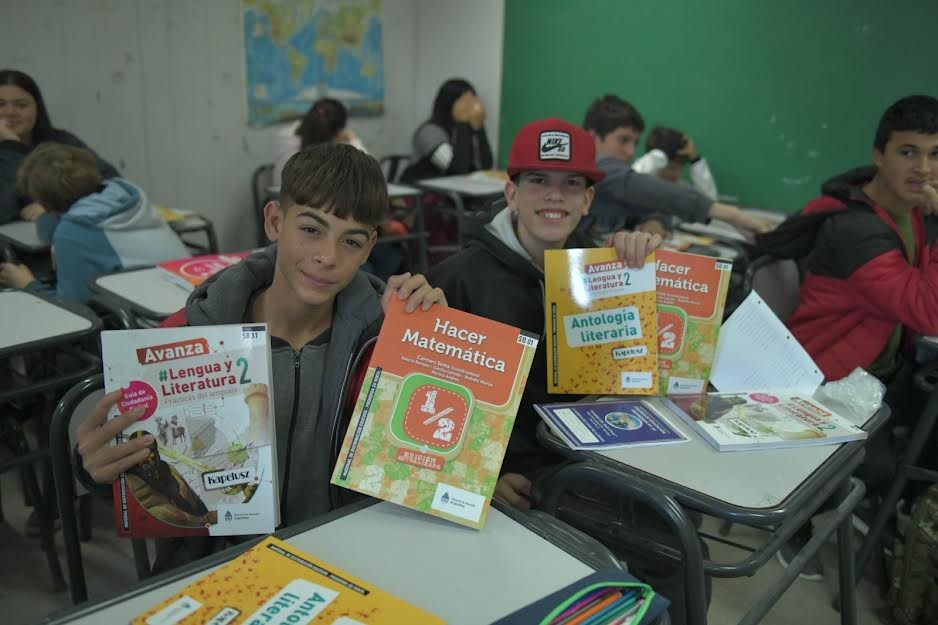 Ituzaingó: Pablo Descalzo entregó Libros de Estudio a estudiantes de la Escuela N° 10 