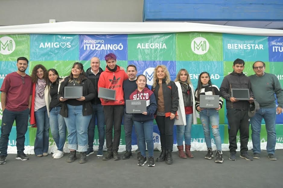Ituzaingó: Más de 440 alumnos recibieron sus netbooks del programa “Conectar Igualdad Bonaerense” 